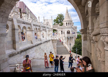 Budapest, Ungheria - 8 Agosto 2019: turisti visitano il Bastione del Pescatore o Halaszbastya sulla Collina del Castello di Budapest, Ungheria. Foto Stock