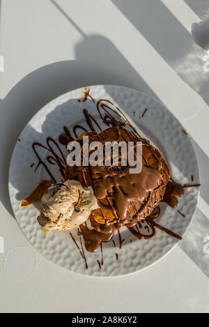 Frittelle con chocolata e un scoup di gelato, vista dall'alto Foto Stock