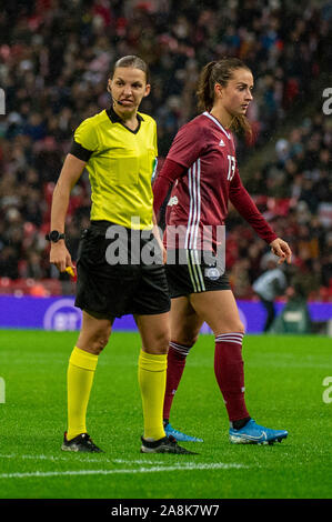 Londra, Regno Unito. 09Nov, 2019. Arbitro francese Stéphanie Frappart durante il womens amichevole internazionale tra Inghilterra e Germania allo Stadio di Wembley a Londra, Inghilterra. Infine la Germania ha vinto il gioco 2-1 con il vincitore proveniente nel novantesimo minuto. Credito: SPP Sport Stampa foto. /Alamy Live News Foto Stock