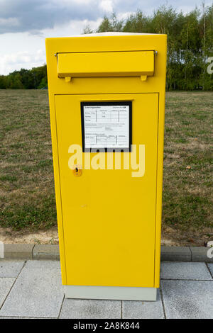 WETZLAR, Germania - 05 settembre: Deutsche Post postbox il 19 luglio 2011 in Wetzlar, Germania. Deutsche Post è uno dei maggiori datori di lavoro in tutto il mondo con Foto Stock