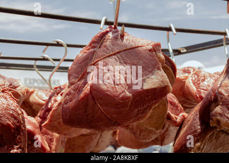 Picanha, tradizionale barbecue brasiliano, su uno stendibiancheria al sole sulla parte superiore di una griglia di masterizzazione Foto Stock