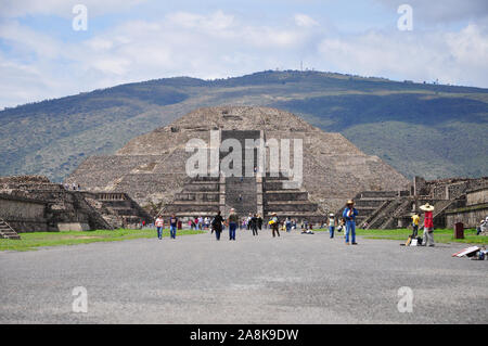 Teotihuacan,Messico - Luglio 06, 2011: Vista della Piramide della Luna a piramide azteca Teotihuacan, antica città Mesoamerican in Messico, Locat Foto Stock