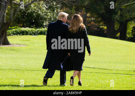 Washington DC, Stati Uniti d'America. 09Nov, 2019. Il presidente statunitense Trump (L) e First Lady Melania Trump (R) a piedi aross il South Lawn della Casa Bianca di discostarsi dalla Marine uno in Washington, DC, Stati Uniti d'America, 09 novembre 2019. Il Presidente e la First Lady parteciperanno ad una associazione atletica collegiale nazionale (NCAA) partita di calcio tra Alabama e la Louisiana State University di Tuscaloosa, Alabama; esse rimarranno in New York City attraverso i veterani giorno. Credito: MediaPunch Inc/Alamy Live News Foto Stock