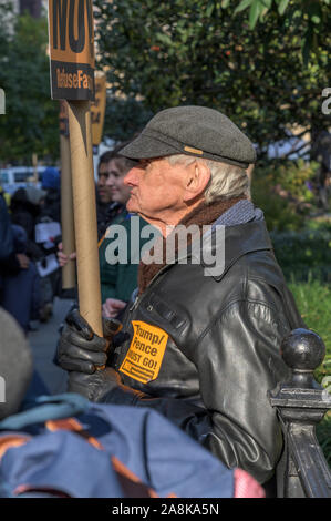 New York City, NY/USA - 11/09/2019: dimostranti presso un anti-Trump/Pence rally nel centro cittadino di New York Foto Stock