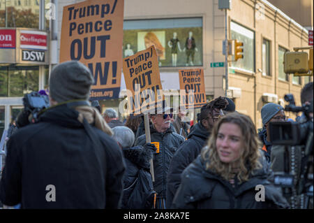 New York City, NY/USA - 11/09/2019: dimostranti presso un anti-Trump/Pence rally nel centro cittadino di New York Foto Stock