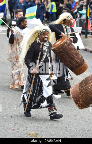 Membri del Ruanda ad alta commissione durante il signore sindaco di mostrare a Londra.La tradizionale processione annuale riunisce oltre 6.500 persone, 120 cavalli e oltre 60 decorate galleggianti in un grande spettacolo che risale al XIII secolo. Si tratta di 3 miglia e viaggia da Mansion House al Royal Courts of Justice dove il Sindaco prende il giuramento di fedeltà al sovrano davanti al Signore il capo di giustizia. Foto Stock