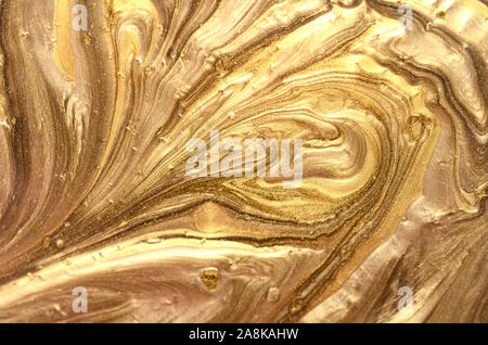 Dipinto di sfondo. Abstract arte emozionale. Golden liquido vernici acriliche Foto Stock