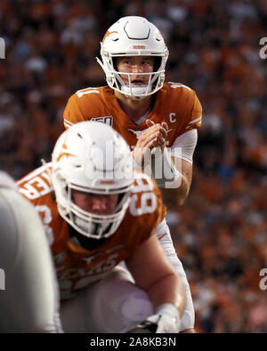 Texas, Stati Uniti d'America. 9 Nov, 2019. Sam Ehlinger #11 il Texas Longhorns in azione vs i Kansas State Wildcats a Darrell K Royal - Texas Memorial Stadium di Austin in Texas. Texas sconfigge Wildcats 27-24 su un ultimo secondo obiettivo del campo.Robert Backman/Cal Sport Media. Credito: csm/Alamy Live News Foto Stock