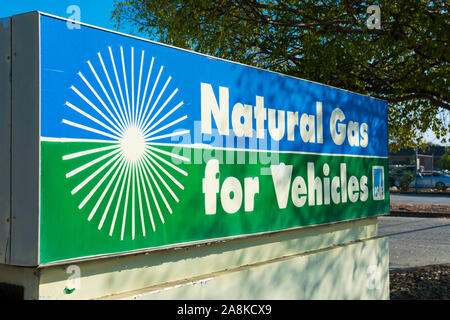 Il gas naturale per veicoli segno annuncia la masterizzazione più pulito del carburante alternativo gas naturale compresso GNC stazione di rifornimento di carburante PG&E, la Pacific Gas e Elettrico Foto Stock