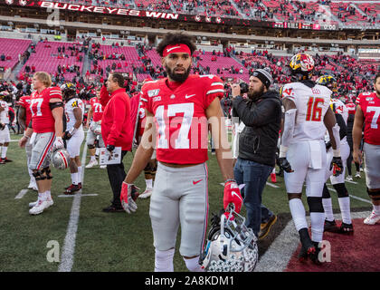 Columbus, Ohio, Stati Uniti d'America. 9 Nov, 2019. Ohio State Buckeyes wide receiver Chris Olave (17) sul campo dopo il gioco tra il Maryland Terrapins e la Ohio State Buckeyes presso lo Stadio Ohio, Columbus, Ohio. Credito: Scott Stuart/ZUMA filo/Alamy Live News Foto Stock