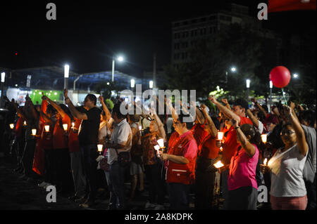 San Salvador El Salvador. 9 Nov, 2019. Persone posizionare candele al di fuori di El Rosario chiesa, una storica chiesa cattolica si trova nel centro cittadino di San Salvador. Decine di Frente Farabundo MartÃ- para la LiberaciÃ³n Nacional (FMLN) sostenitori hanno partecipato ad una celebrazione per le offensive trentesimo anniversario Credito: Camilo Freedman/ZUMA filo/Alamy Live News Foto Stock