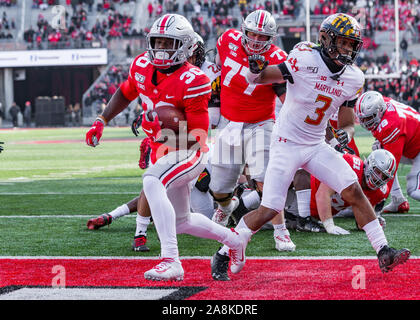 Columbus, Ohio, Stati Uniti d'America. 9 Nov, 2019. Ohio State Buckeyes running back Demario McCall (30) punteggi nella seconda metà del gioco tra il Maryland Terrapins e la Ohio State Buckeyes presso lo Stadio Ohio, Columbus, Ohio. Credito: Scott Stuart/ZUMA filo/Alamy Live News Foto Stock