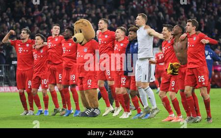 Monaco di Baviera, Germania. 9 Nov, 2019. I giocatori del Bayern Monaco di Baviera celebrare la vittoria con ventole dopo un tedesco Bundesliga tra FC Bayern Monaco e Borussia Dortmund a Monaco di Baviera, Germania, il 9 novembre 9, 2019. Credito: Philippe Ruiz/Xinhua/Alamy Live News Foto Stock