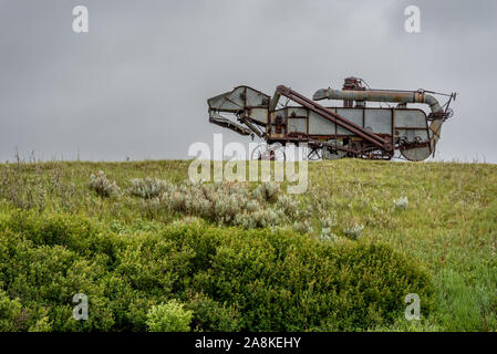 Antica trebbiatrice su praterie in Saskatchewan Foto Stock