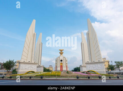 La democrazia monumento con il cielo blu a Bangkok, in Thailandia