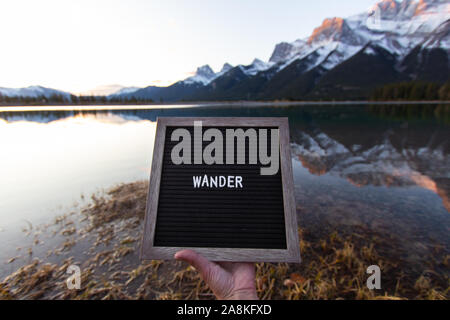 Wander viaggio ispiratore lettera pensione in Canmore near Banff per sunrise Foto Stock