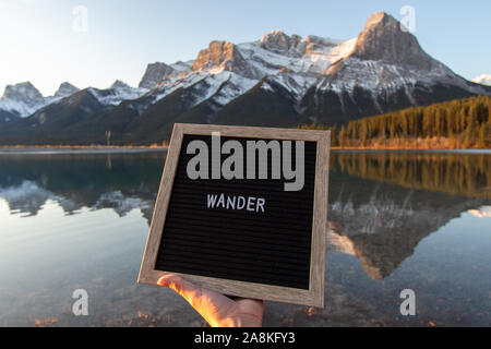 Wander viaggio ispiratore lettera pensione in Canmore near Banff per sunrise Foto Stock