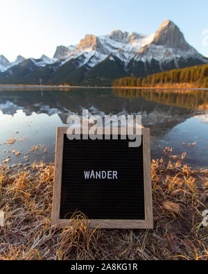 Wander viaggio ispiratore lettera pensione in Canmore near Banff per sunrise Foto Stock