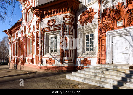 IRKUTSK, RUSSIA - 6 NOVEMBRE 2019: Frammento della facciata Chiesa dell'Esaltazione della Santa Croce del Signore che crea la vita, costruita nel Foto Stock