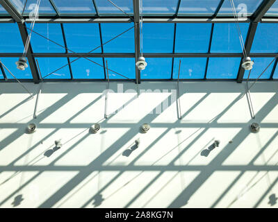 Tetto in vetro dell'edificio moderno. La luce del sole attraverso il tetto. moderno sfondo architettonico Foto Stock