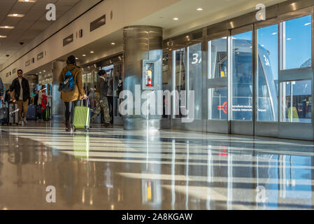 ATL SkyTrain at Atlanta International Airport Terminal Nazionale si collega l'aria ai viaggiatori di noleggio auto, hotel aeroporto e un centro di convenzione. Foto Stock