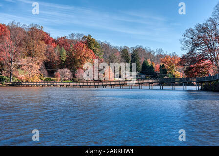 Paesaggio di caduta che mostra il lago di case con riflessi nel lago Junaluska Foto Stock