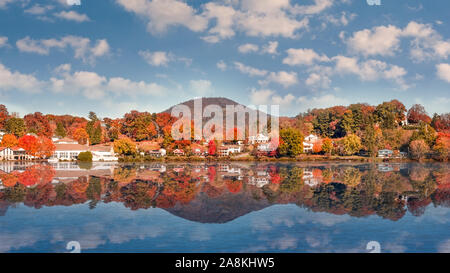 Paesaggio di caduta che mostra il lago di case con riflessi nel lago Junaluska Foto Stock