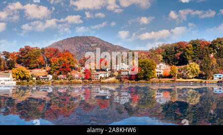 Paesaggio di caduta che mostra il lago di case con riflessi nel lago Junaluska Foto Stock