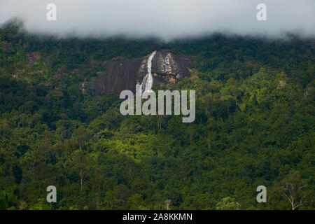 Guardando la grande cascata nella nebbia di mattina a Gunung forte parco dello stato. In DaBong, Kelantan, Malaysia. Foto Stock