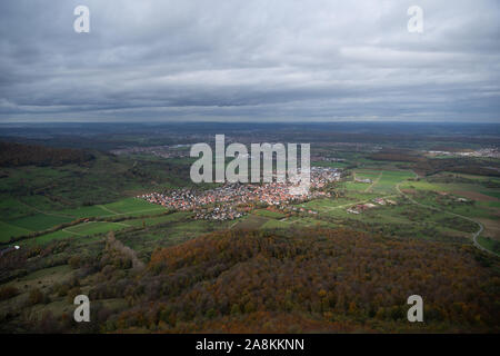 Ochsenwang, Germania. 05 Nov, 2019. La città di Bissingen an der Teck può essere visto da di Breitenstein sul bordo del Swabian Alb. Credito: Marijan Murat/dpa/Alamy Live News Foto Stock