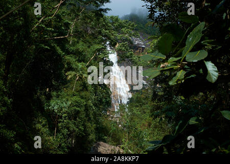 Guardando la grande cascata a Gunung forte parco dello stato. In DaBong, Kelantan, Malaysia. Foto Stock