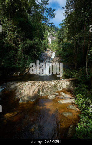 Guardando la grande cascata a Gunung forte parco dello stato. In DaBong, Kelantan, Malaysia. Foto Stock