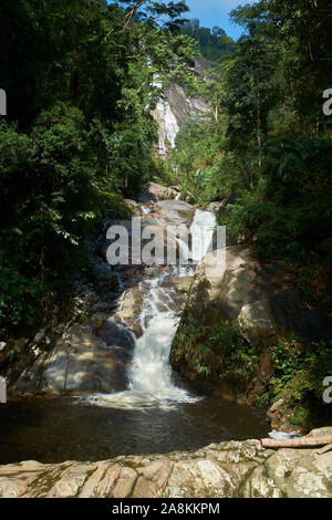 Guardando la grande cascata a Gunung forte parco dello stato. In DaBong, Kelantan, Malaysia. Foto Stock