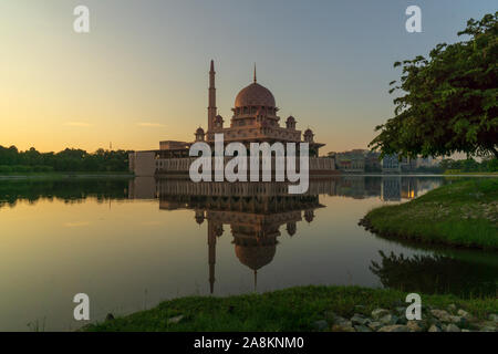 Il Putra moschea a Putrajaya Malaysia Foto Stock