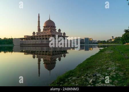 Il Putra moschea a Putrajaya Malaysia Foto Stock