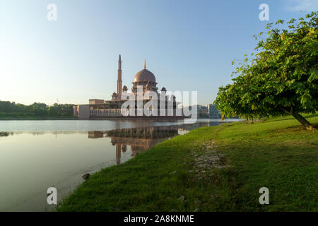 Il Putra moschea a Putrajaya Malaysia Foto Stock