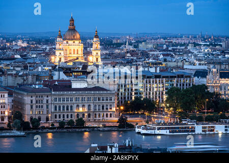 Twilight oltre la Basilica di Santo Stefano e la skyline di Budapest dal Danubio in Ungheria La città capitale