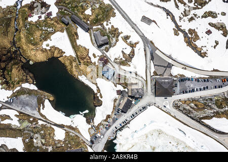 Vista dall'alto in basso del passo del San Gottardo nelle alpi svizzere nel Canton Uri in Svizzera Foto Stock