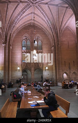 PITTSBURGH - Novembre 2019: la sala di studio presso la University of Pittsburgh conosciuta come la Cattedrale di apprendimento perché la sua architettura resemblanc Foto Stock