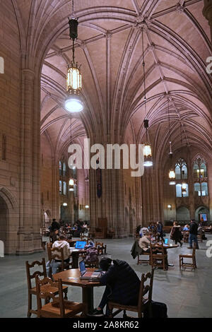 PITTSBURGH - Novembre 2019: la sala di studio presso la University of Pittsburgh conosciuta come la Cattedrale di apprendimento perché la sua architettura resemblanc Foto Stock