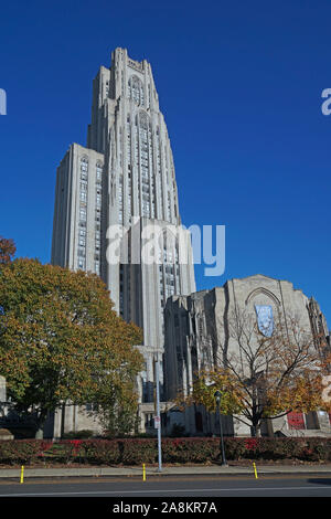 PITTSBURGH - Novembre 2019: Università di Pittsburgh, highrise edificio conosciuto come la Cattedrale di apprendimento Foto Stock