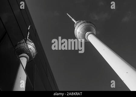 Visualizzazione bianco e nero di belle riflessioni urbano nel centro della città di Berlino, Germania, con un dettaglio della torre della tv chiamato Fernsehturm Foto Stock