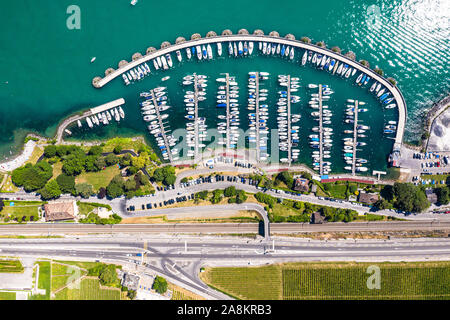 Vista dall'alto in basso di un porto turistico nel famoso vigneto di Lavaux vicino a Vevey nel Cantone di Vaud in Svizzera Foto Stock