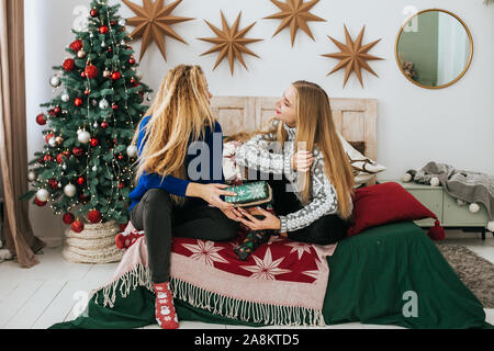 Due giovani belle donne bionda celebrare il Natale Foto Stock