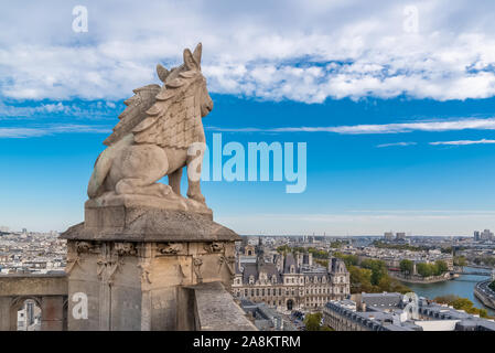 Leone scolpito che rimane fino al municipio di Parigi, in cima alla torre Saint Jacques Foto Stock