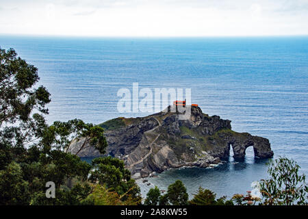 Vista panoramica del promontorio di san juan de gastelugatxe uno dei paesaggi più impressionanti della costa basca nel nord della Spagna Foto Stock