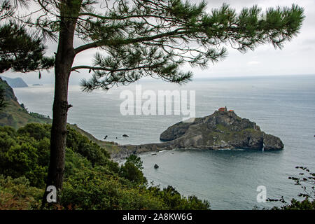 Vista panoramica del promontorio di san juan de gastelugatxe uno dei paesaggi più impressionanti della costa basca nel nord della Spagna Foto Stock