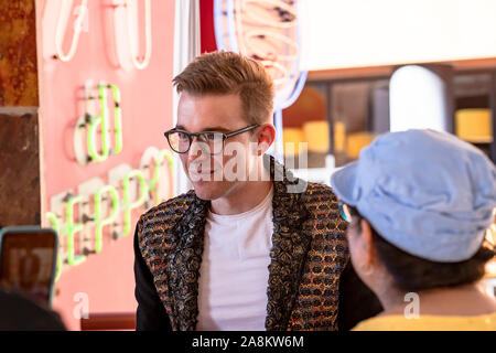 Chandler Massey ai giorni della nostra vita apprezzamento della ventola di giorno a Citywalk a Los Angeles, CA il 9 novembre 2019 Foto Stock