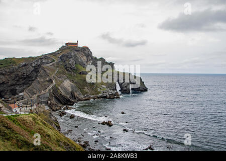 Vista panoramica del promontorio di san juan de gastelugatxe uno dei paesaggi più impressionanti della costa basca nel nord della Spagna Foto Stock