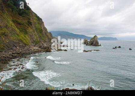 Vista panoramica del promontorio di san juan de gastelugatxe uno dei paesaggi più impressionanti della costa basca nel nord della Spagna Foto Stock